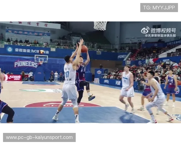 CBA球员快攻如旋风：速度与激情的完美演绎