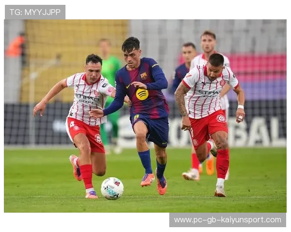 巴萨中前场连续渗透，佩德里直塞穿透三人防守