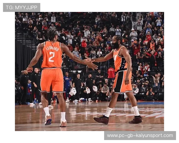 哈登被拍到与快船老板深夜谈话：交易？