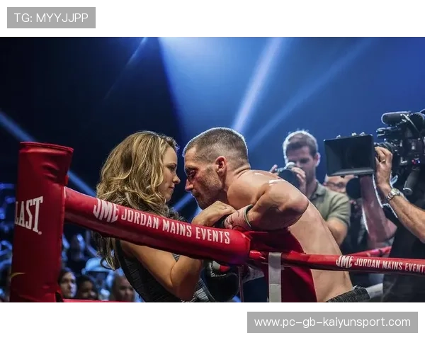 拳击场上的温情瞬间：对手拥抱泪洒全场